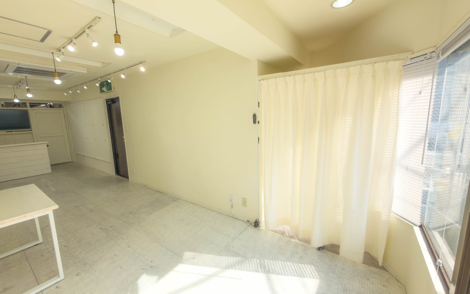 DSP Showroom! の内観：43型モニターとカーテン、自然光の入る23㎡のスペース